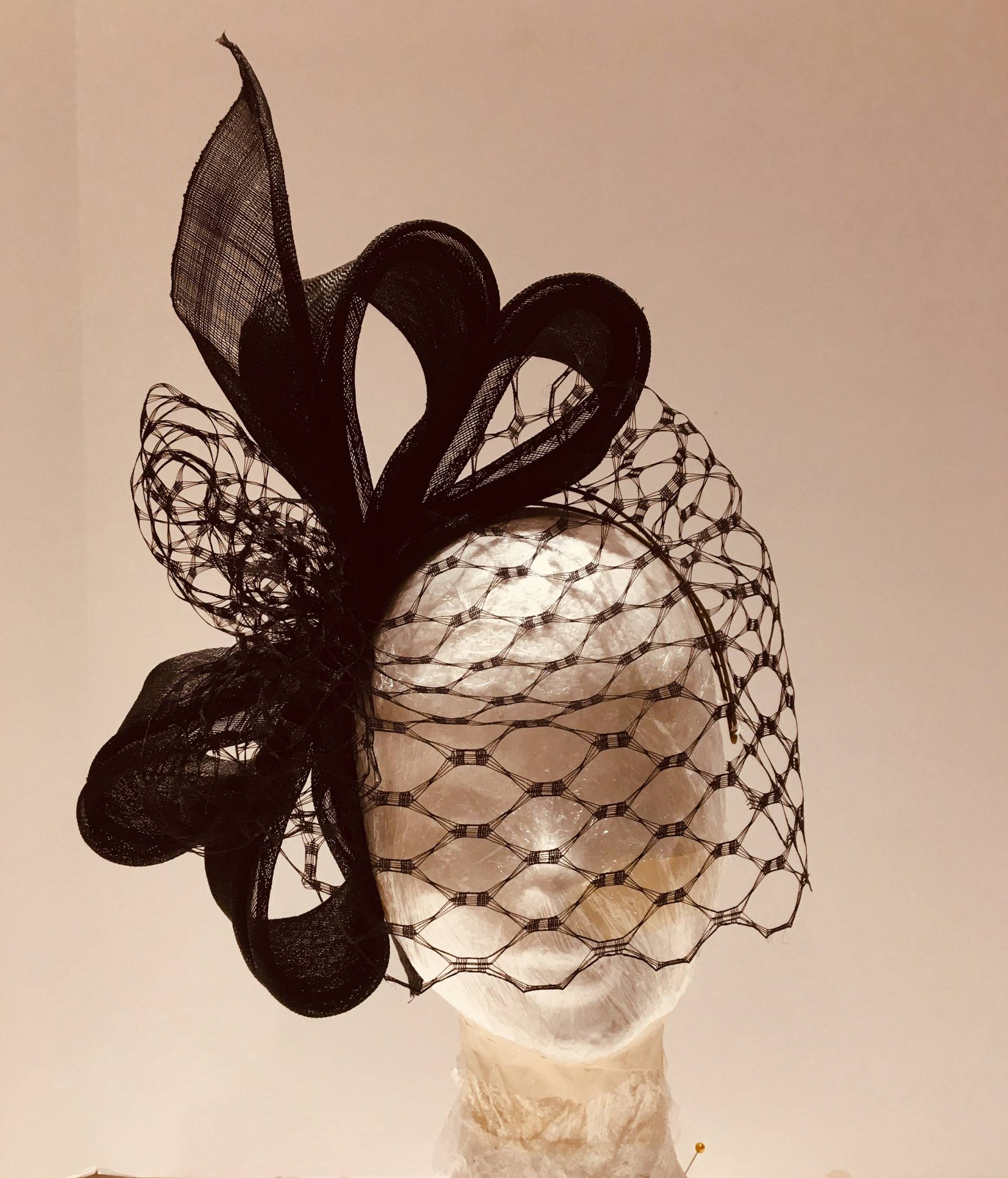 Atemberaubende Schwarze Vogelkäfig Schleier Ascot Rennhut Hochzeitshut. Cocktail-Percher-Hut Fascinator von TheTextileEngineer