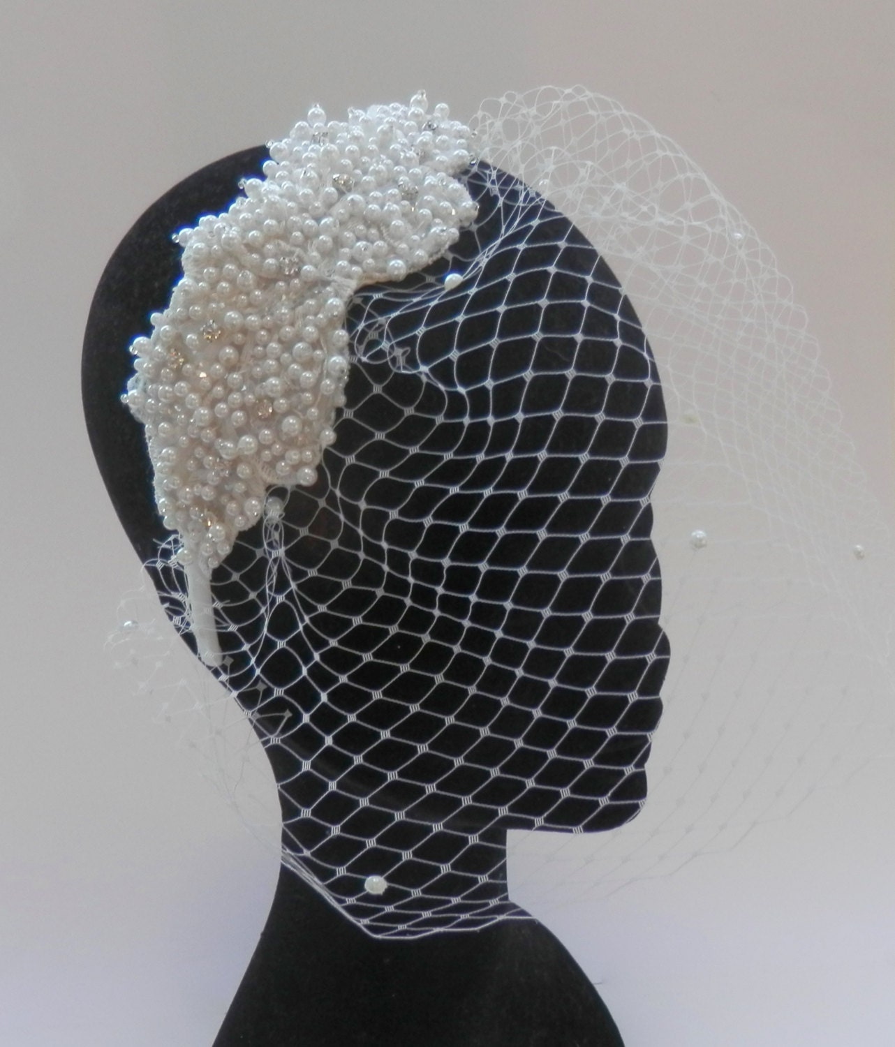 Braut Kopfschmuck Mit Birdcage-Schleier Und Strasssteinen. Art-Déco-Look von TheTextileEngineer