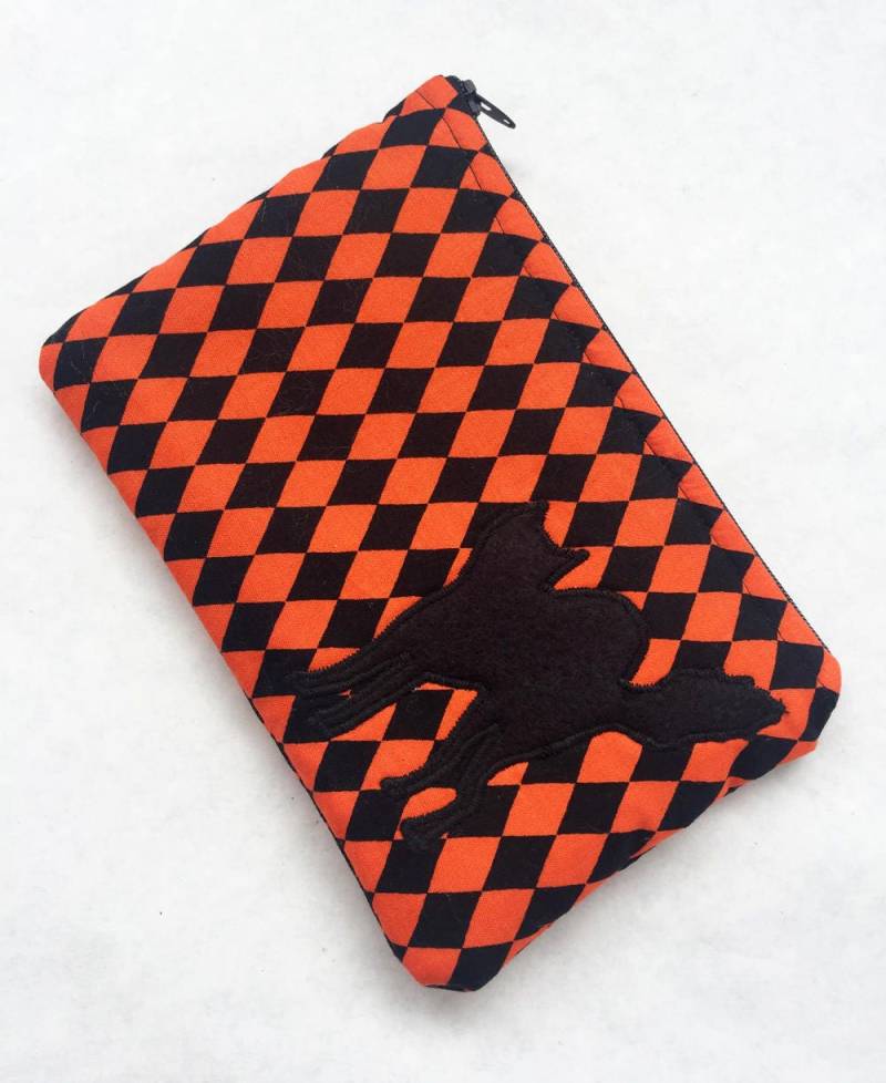 Orange Und Schwarz Harlekin Diamant-Reißverschluss-Etui Mit Applizierten Wolle Filz Schwarze Katze White Satin-Futter von TheThimbleAndHound