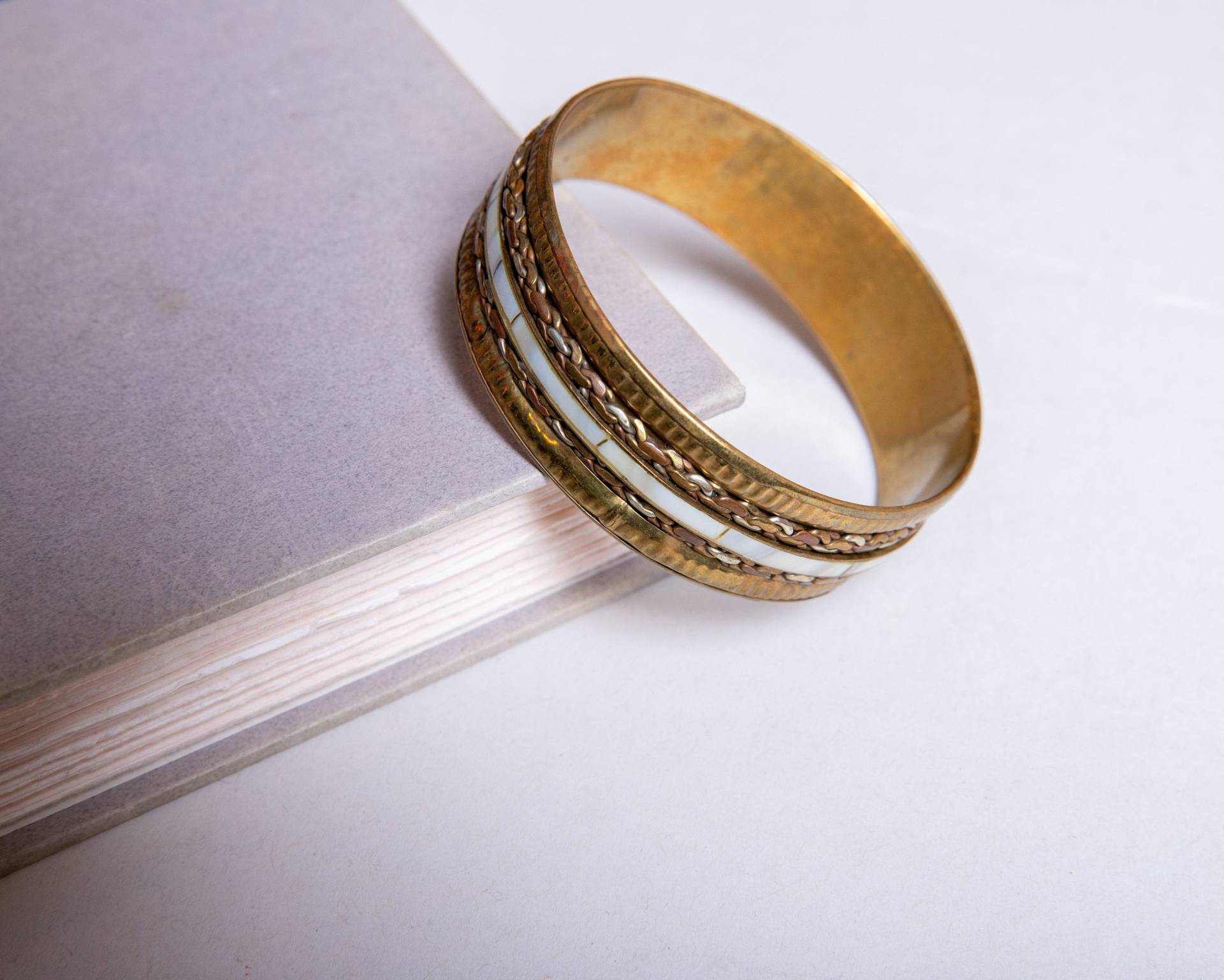 Vintage Armband, Bronze Und Messing Perlmutt, Metall Armreif, Retro Schmuck, Geschenk Für Sie, Gold Beige Vintage Armband, Bronze Und Messing Perlmutt, Metall Armreif, Retro Schmuck, Geschenk Für Sie, Gold Beige von TheThingsThatWere