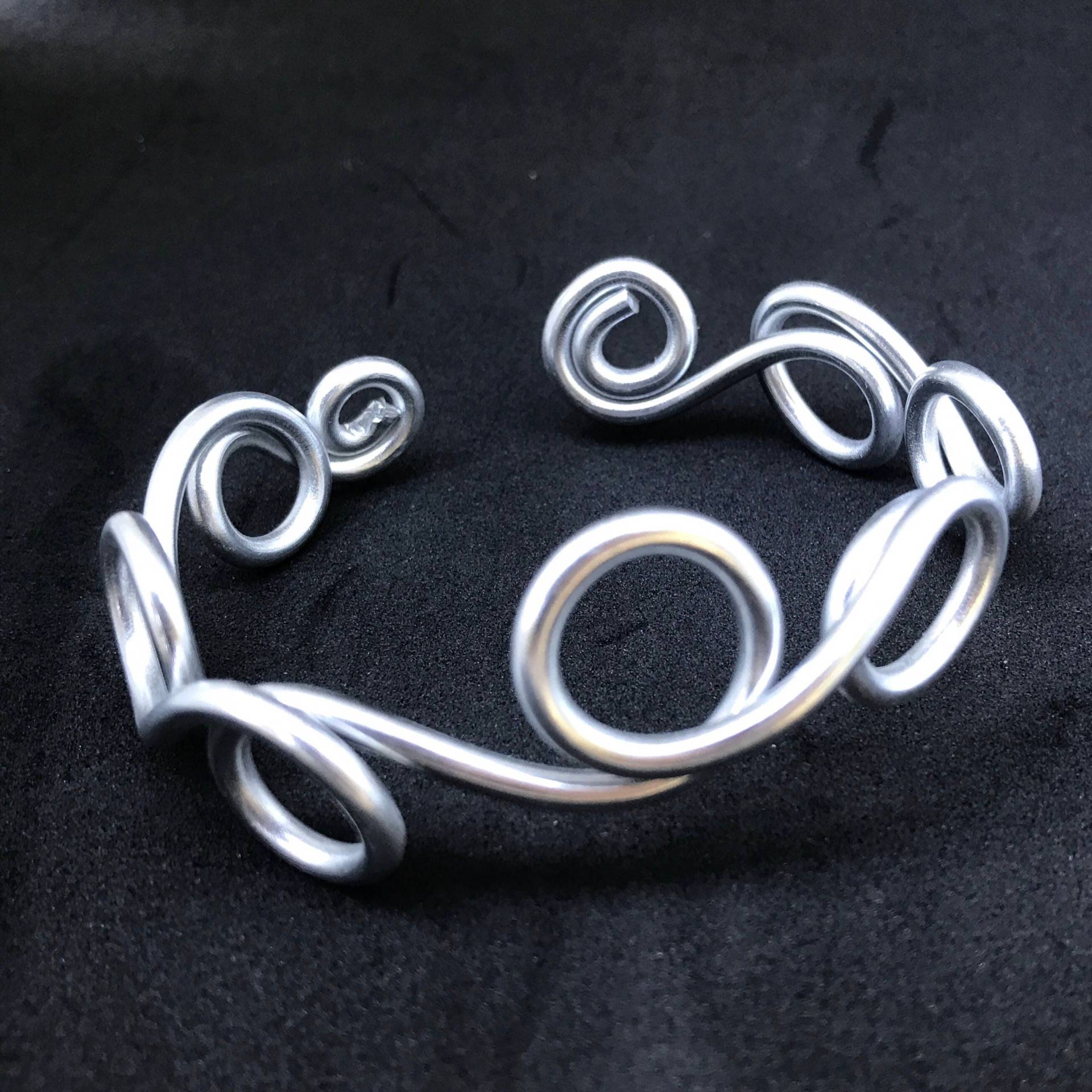 Silber Manschette Armband/Armbänder Für Frauen Draht Schmuck Gewickelt Infinity Recycling-Aluminium Silber Manschette Armband/Armbänder Für Frauen Draht Schmuck Gewickelt Infinity Recycling-Aluminium von TheThirteenthElement