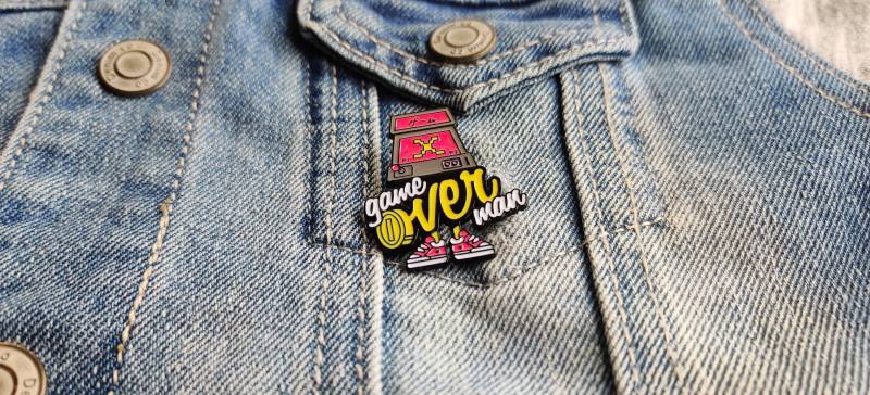 Pin Game Over Man - Emaille Anstecker von TheThreeEyedCats
