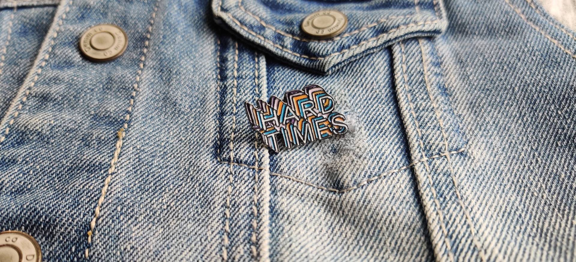 Pin Hard Times - Emaille Anstecker von TheThreeEyedCats