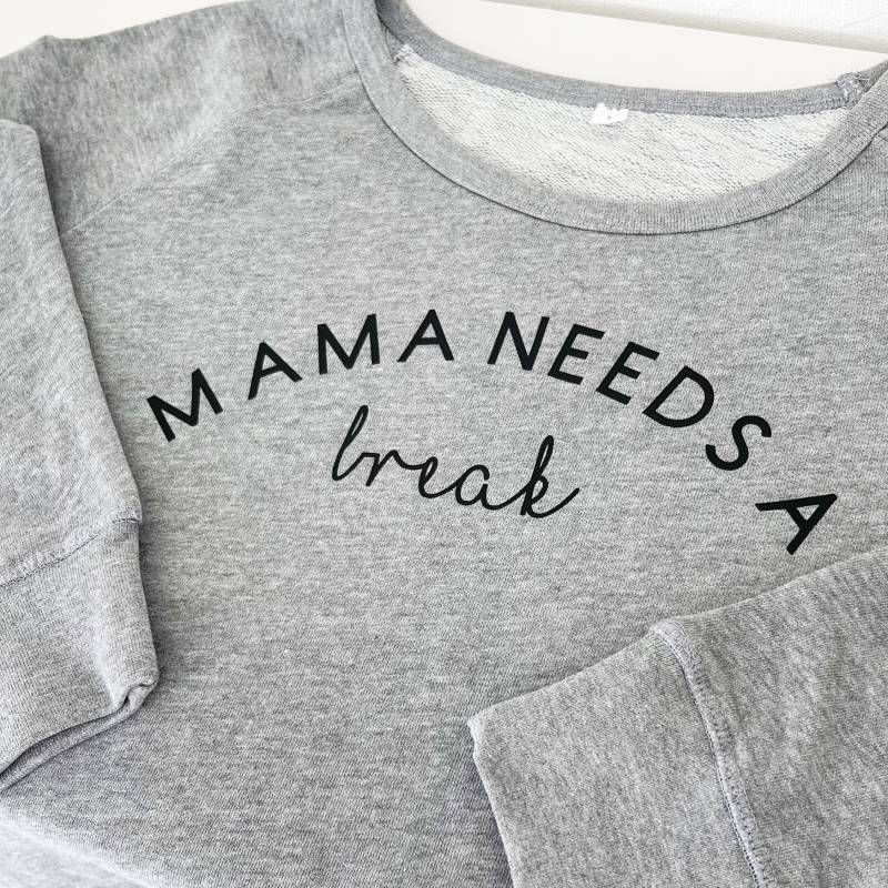 Pullover Mama Needs A Break | Sweatshirt Mom Statement Pulli Alltag Geschenk Damen Kreativlädchen Jani von TheThreeOnlineshop