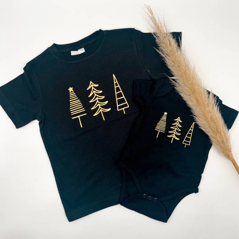 Weihnachtsshirt Familie Tannenbaum Mit Name Personalisierbar | Weihnachten Familienoutfit Weihnachtsbaum 2025 Outfit von TheThreeOnlineshop