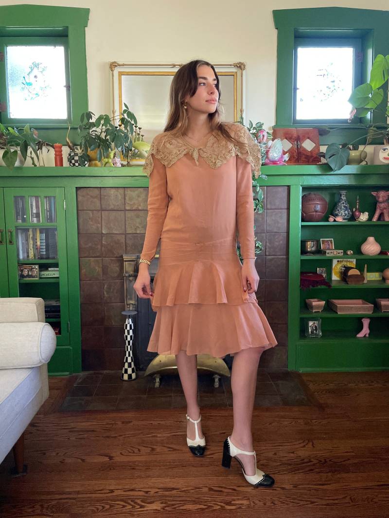 1920S Pumpkin Spice Seidenkleid Mit Taille Und Häkelkragen Größe Klein von TheThrillVintage