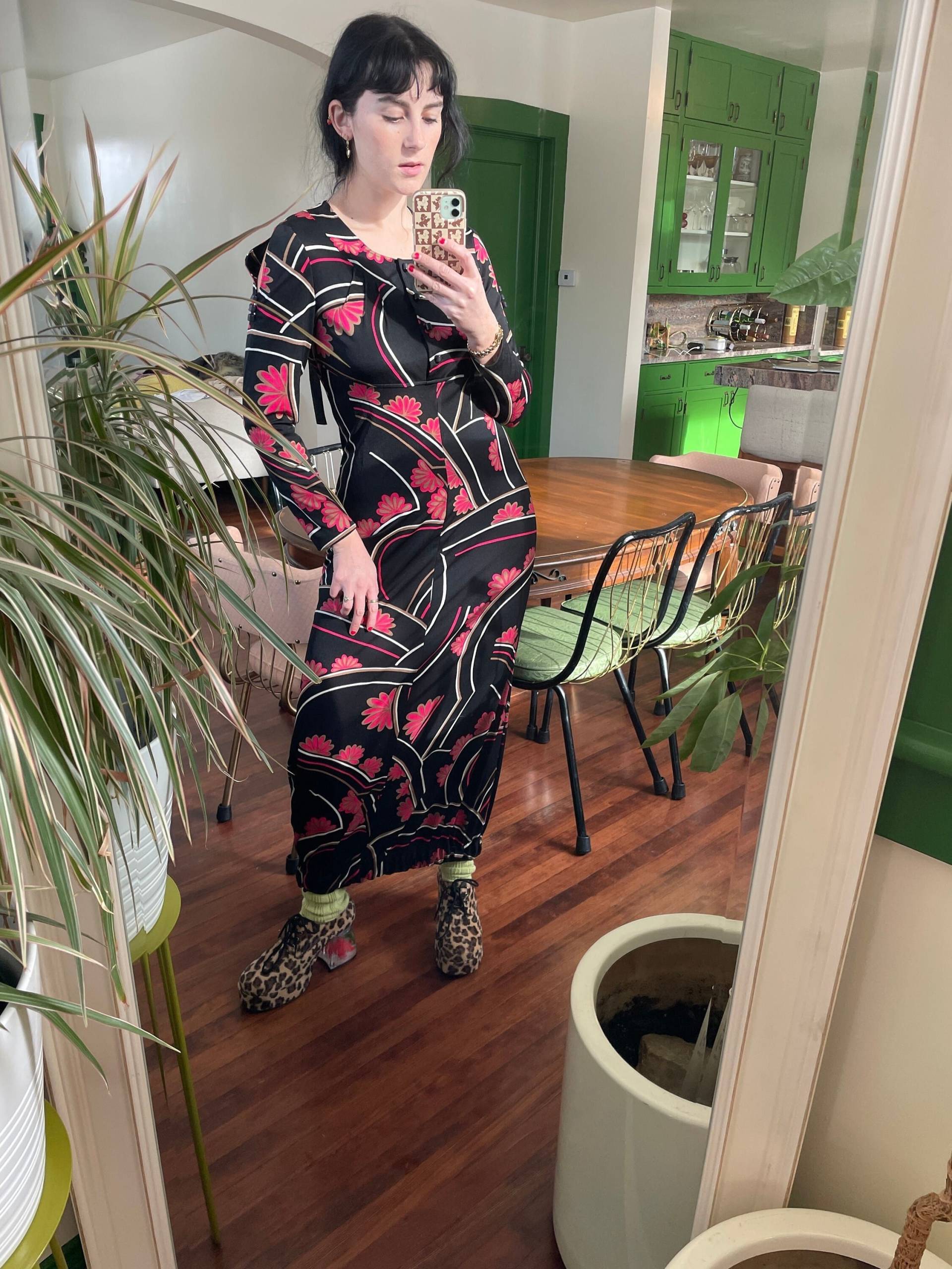 1960Er Miba Rosa Und Schwarz Blumenkleid Mit Bubble Hem Cold Shoulder Größe Small 1960Er Miba Rosa Und Schwarz Blumenkleid Mit Bubble Hem Cold Shoulder Größe Small von TheThrillVintage