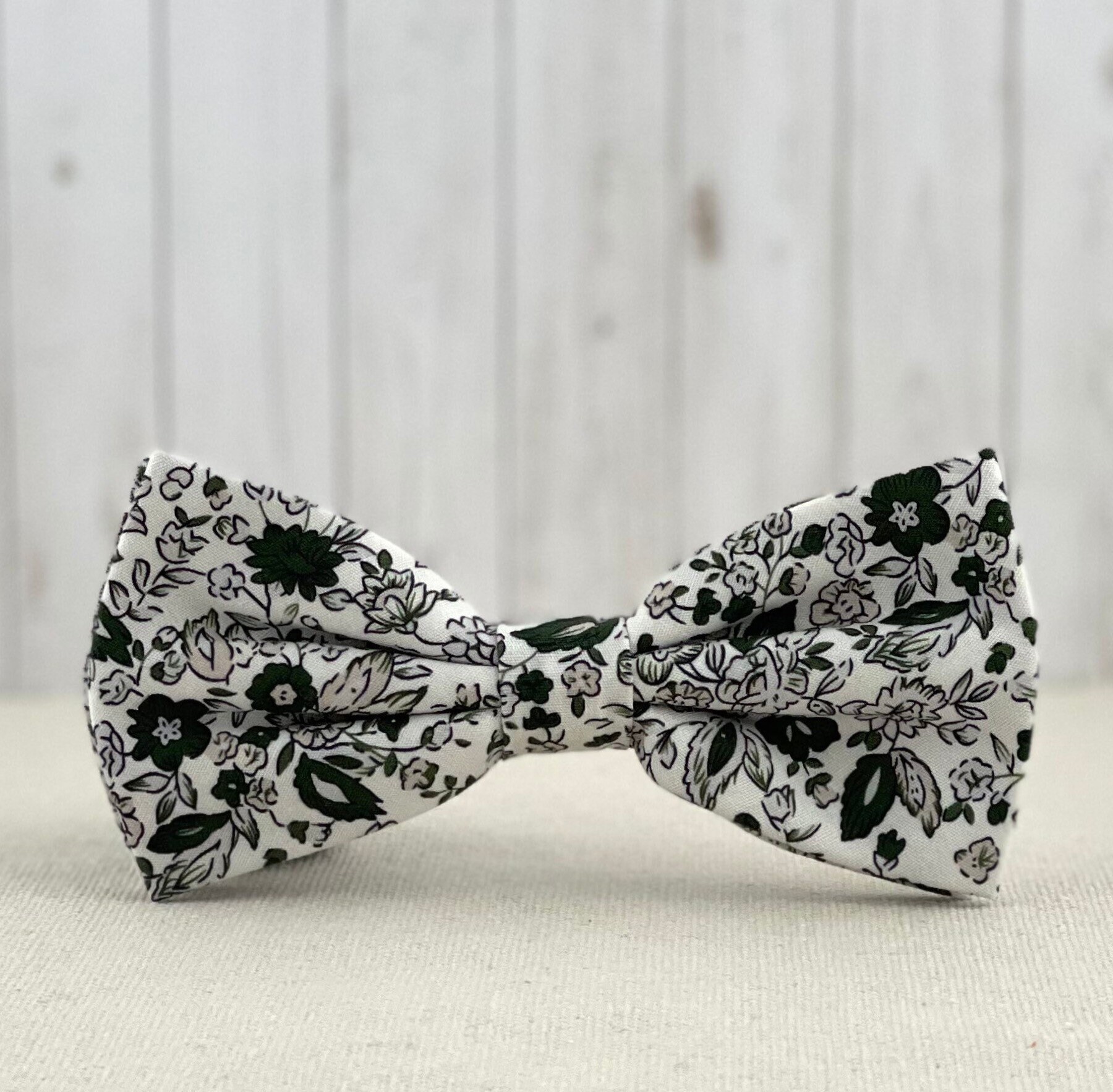 Herren Weiß W/Dunkelgrün & Greige Florale Fliege Baumwolle Vorgebundene Einstellbare Schleife Hochzeit Bräutigam Trauzeugen Abschlussball Party Herren Weiß W/Dunkelgrün & Greige Florale Fliege Baumwolle Vorgebundene Einstellbare Schleife Hochzeit Bräutigam Trauzeugen Abschlussball Party von TheTieProvince