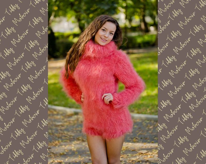 Flauschiger Korallen Mohair Bodysuit - Handgestrickter Rollkragenpullover Strampler W181 von TheTiffyMohair