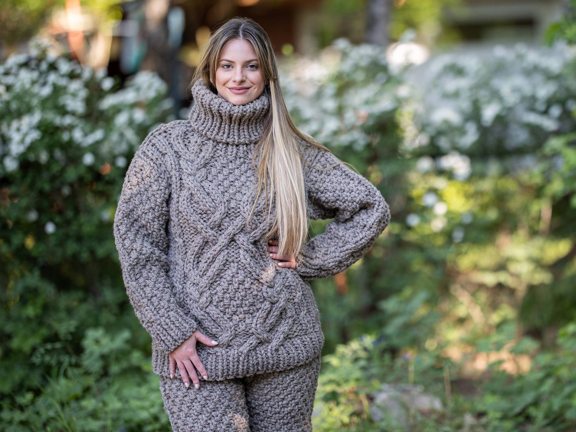 Gemütlicher Winterpullover Mit Zopfmuster Aus Kratzbrauner Wolle T1197 von TheTiffyMohair