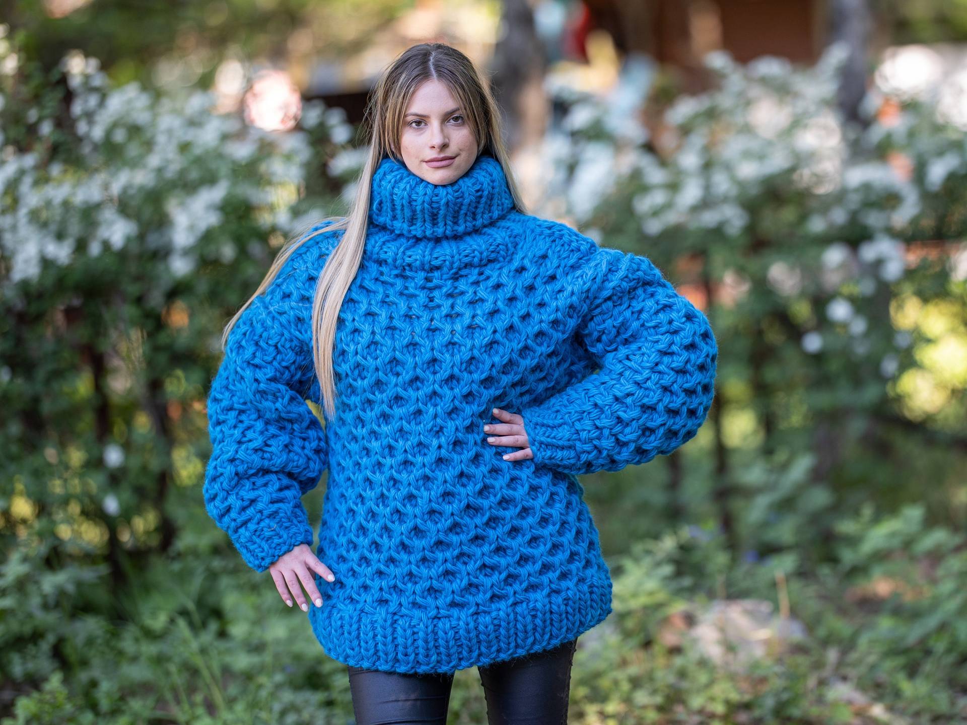 Handgestrickte Honig Kamm-Zöpfe Rollkragen, Blau Damen Pullover T1199 von TheTiffyMohair