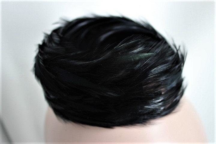 Atemberaubender 1950Er Jahre Half Hat & Chignon-Clip Mit Schwarzen Federn ~ Originalverpackung von TheTimeTravelerz