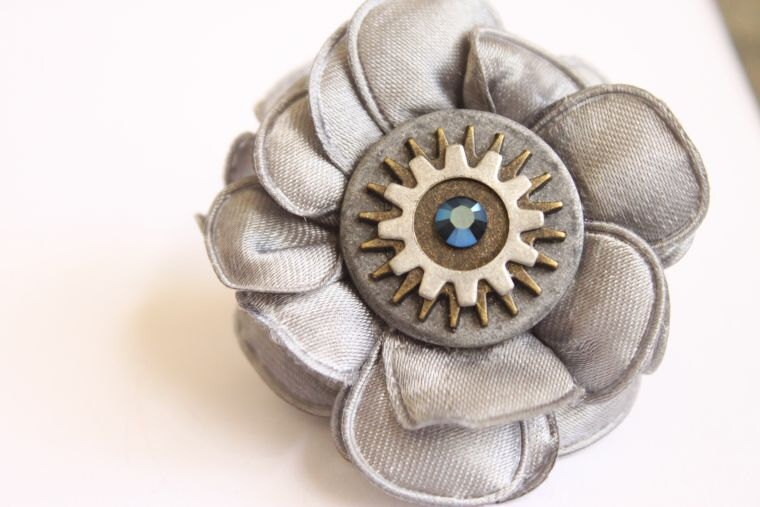 Einstellbare Silber Grau Stoff Blume Steampunk Ring W/& Kupfer Metall Zahnräder Und Blau Swarovski Edelstein Einstellbare Silber Grau Stoff Blume Steampunk Ring W/& Kupfer Metall Zahnräder Und Blau Swarovski Edelstein von TheTinmansCellar
