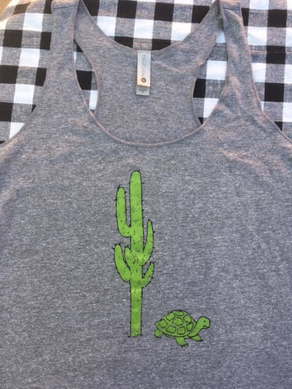 Desert Tortoise Saguaro Frauen Racerback Triblend Tanktop Print Kaktus Design Turtle Lover von TheTinyFarmer