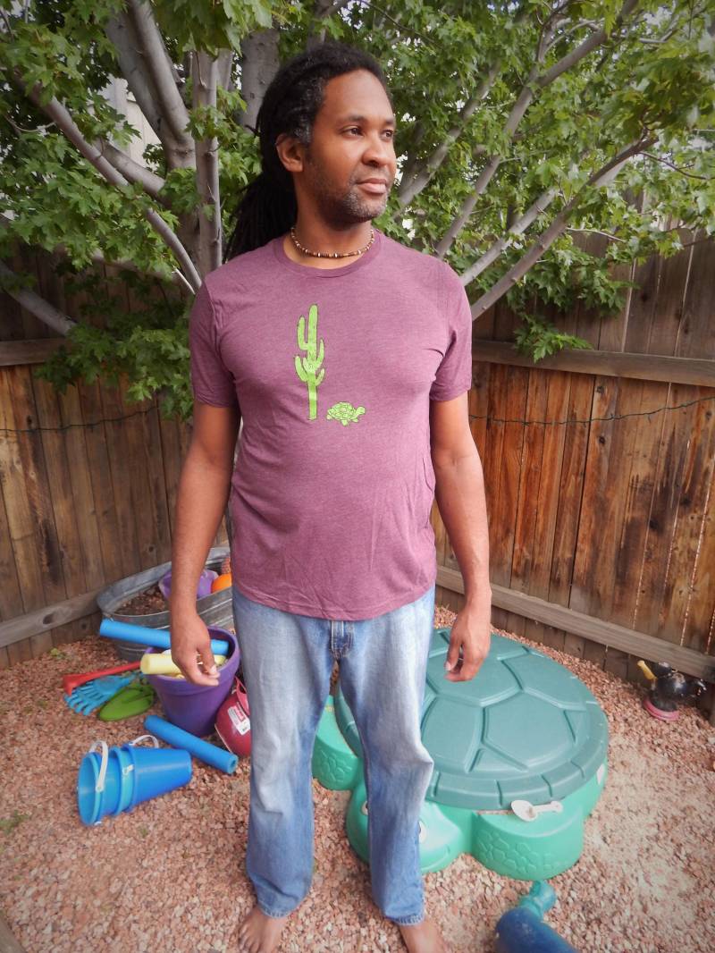 Wüstenschildkröte Saguaro Unisex Triblend T Shirt Print Kaktus Design Schildkröte Liebhaber von TheTinyFarmer