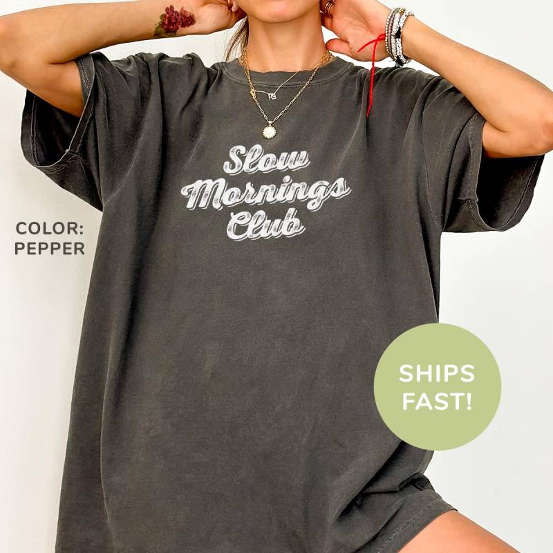 Comfort Colors® Slow Mornings Club Shirt Lazy Vibe Selbstpflege Selbstliebe Geschenk Für Mama Trendiges Frauen von TheTinyThreadsCo