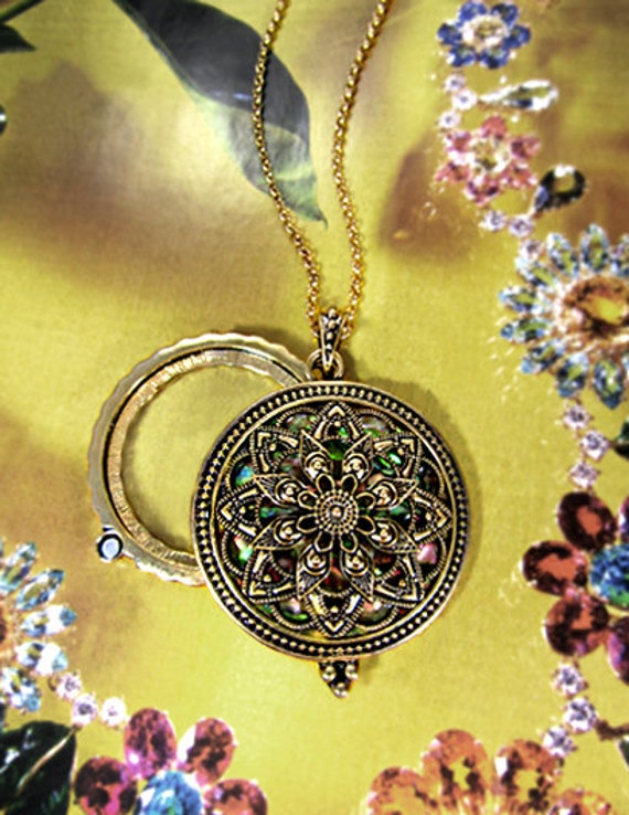Mandala Mit Abalone 6-Fach Lupe Top Sliding Magnet Anhänger Halskette, 30 Zoll Plus 3 von TheTizana
