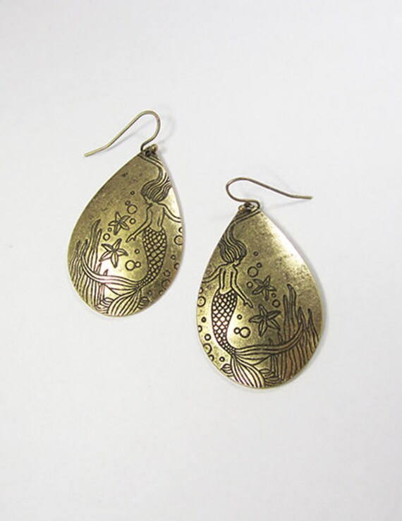 Meerjungfrau Design Gravierte Teardrop Form Tropfen Ohrringe von TheTizana