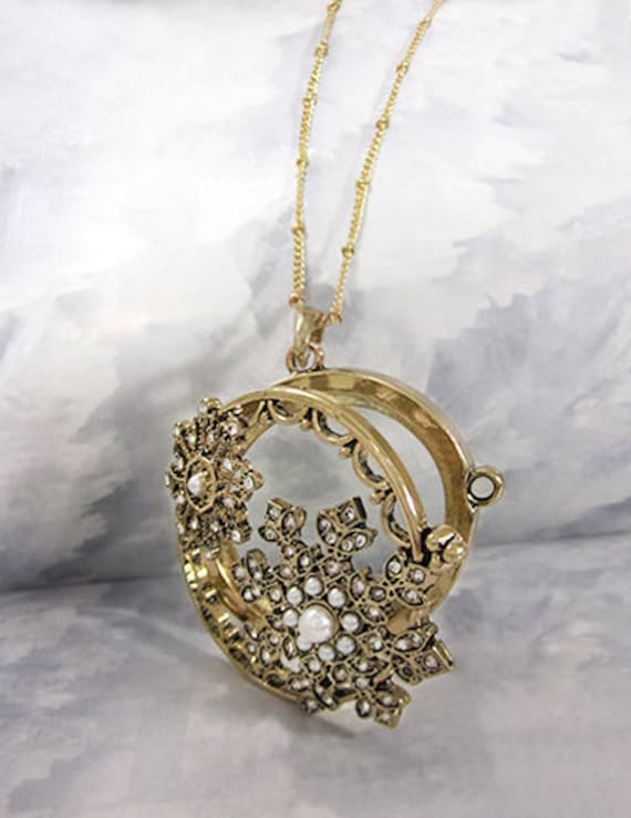 Schneeflocke 6-Fach Lupe Seitlich Offener Magnet Anhänger Halskette, 30 Zoll Plus 3 von TheTizana