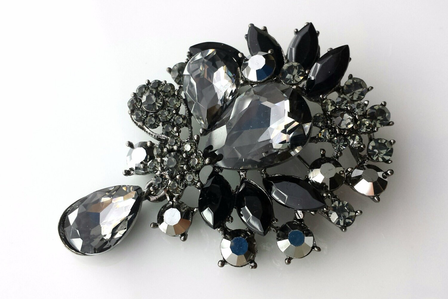 Braut Brosche Schwarzer Tropfen Pin von TheTossedBouquet