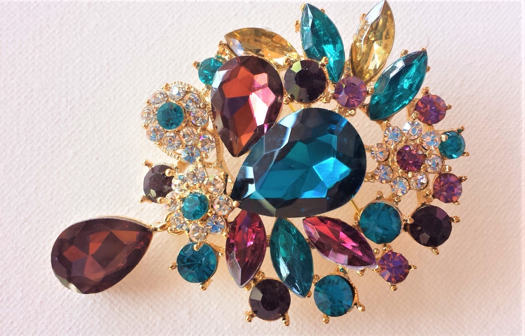 Pfau Strass Hochzeitsbrosche Blau Lila Goldene Brautkleid Anstecknadel von TheTossedBouquet