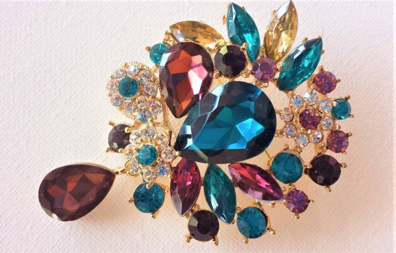 Pfau Strass Hochzeitsbrosche Blau Lila Goldene Brautkleid Anstecknadel von TheTossedBouquet