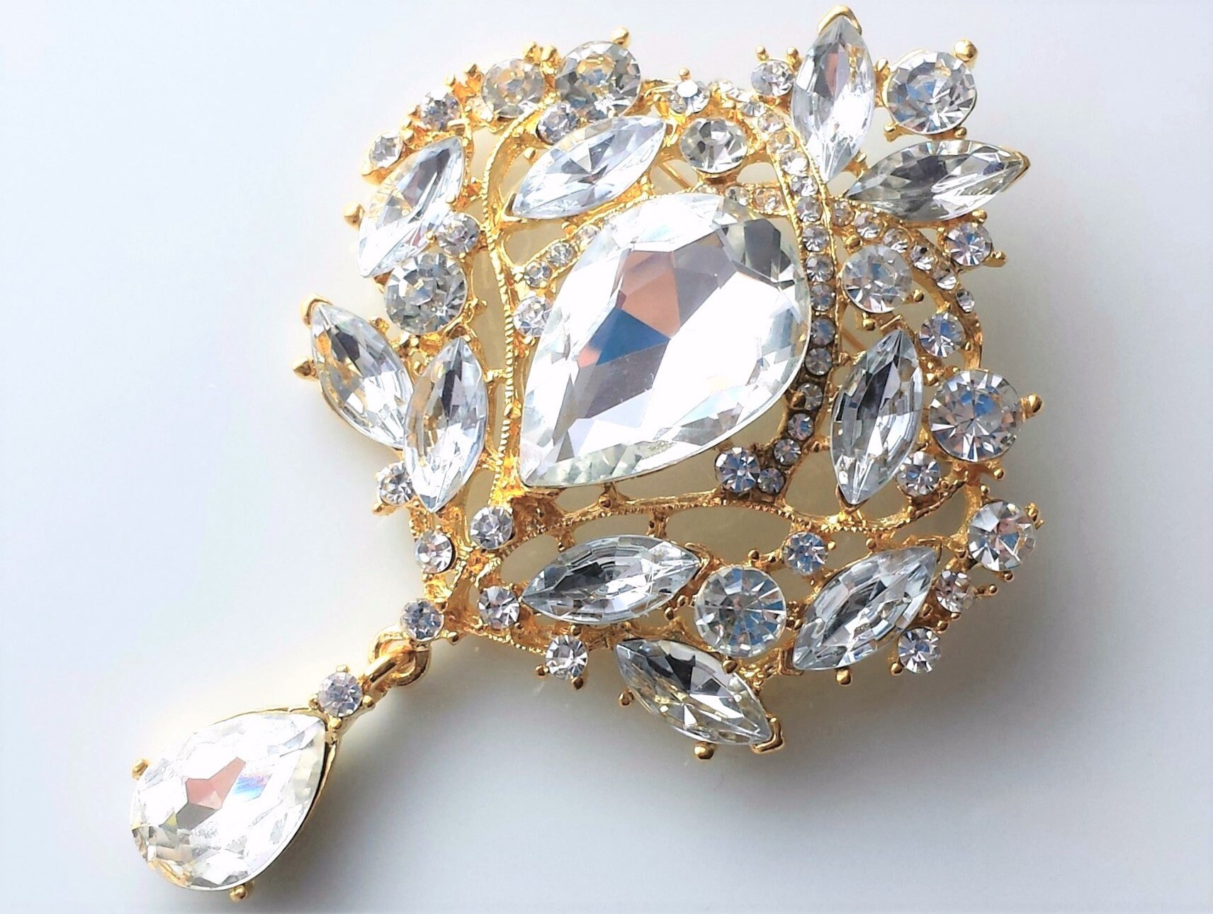 strass Braut Brosche Klar Gold Große Baumeln Teardrop Cake Topper Kleid Schärpe Pin Brautjungfer Abschlussball Blumenmädchen Bouquet Schmuck von TheTossedBouquet