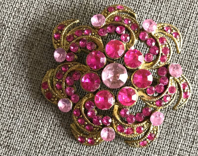 Vintage Rosa Strass-Brosche Vintage Rosa Strass-Brosche von TheToyGarage