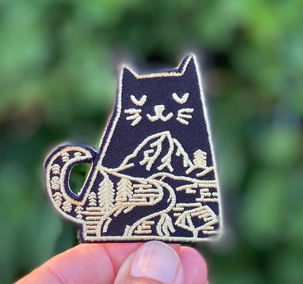 Gestickter Aufnäher Bergkätzchen Mit Berglandschaft von TheTrailhead