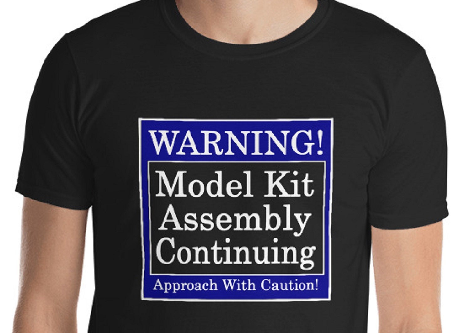 Achtung Model Kit Montage Geht Weiter - Schwarzes Oder Navy T-Shirt Für Den Hersteller Von Modelleisenbahnen, Booten, Flugzeugen Und Mehr Achtung Model Kit Montage Geht Weiter - Schwarzes Oder Navy T-Shirt Für Den Hersteller Von Modelleisenbahnen, Booten, Flugzeugen Und Mehr von TheTrainRoom