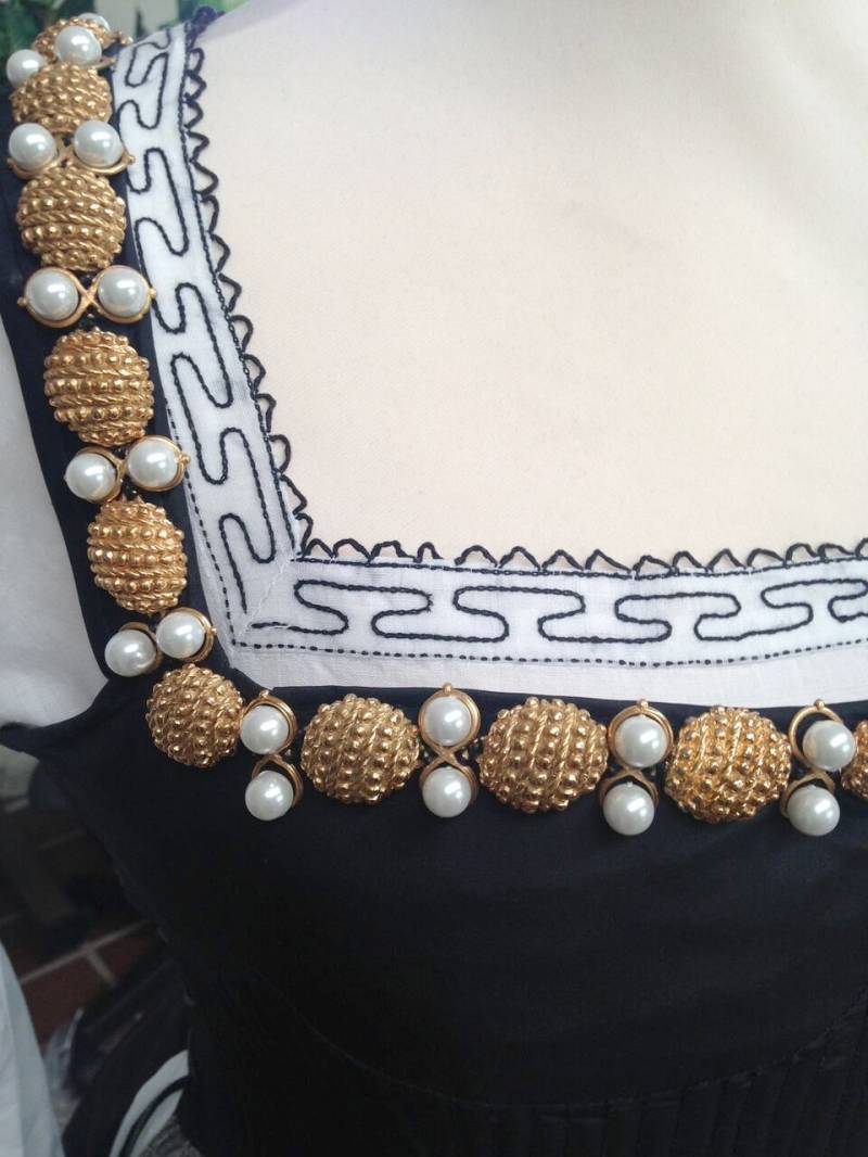 Replik Tudor-stil Vergoldete Juwelen Basierend Auf Anne Boleyns Porträt - 10Er-Set, Mit Glasperlen Replik Tudor-stil Vergoldete Juwelen Basierend Auf Anne Boleyns Porträt - 10Er-Set, Mit Glasperlen von TheTudorTailor