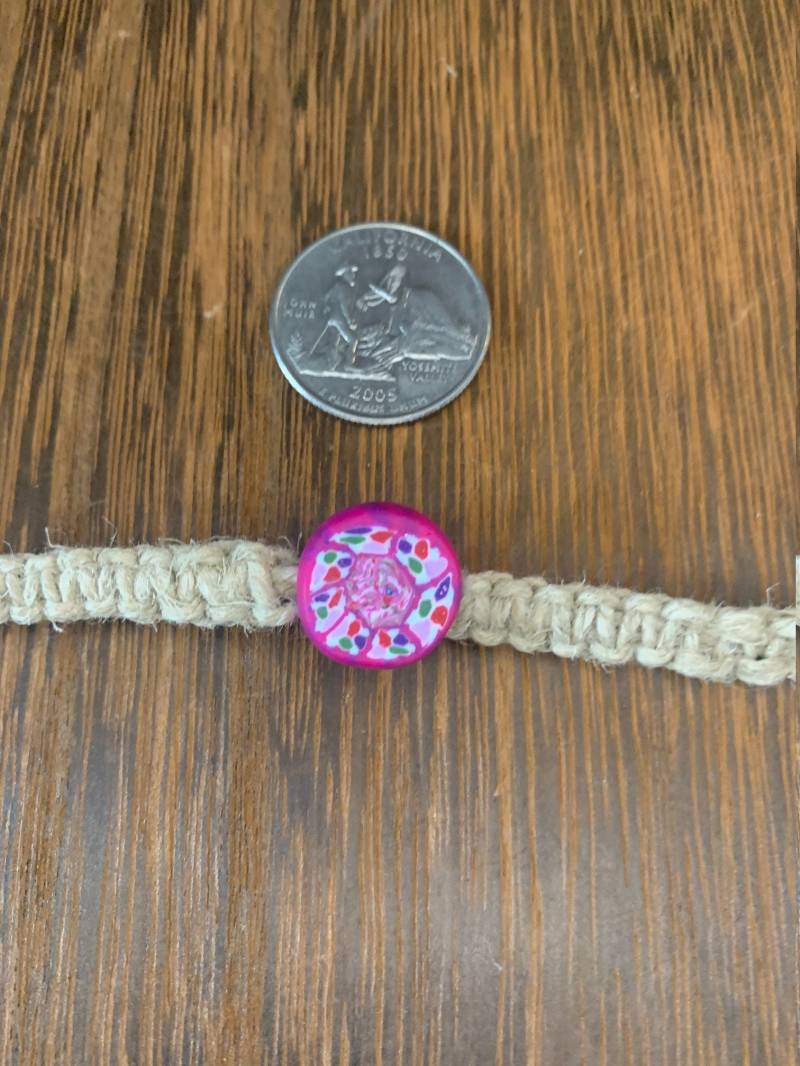 Handgemachtes Hanf Armband Mit Polymer Clay Mittelperle von TheTwistedSkipper
