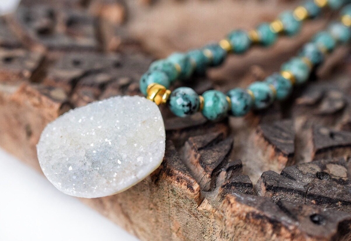 Weiß Druzy Halskette Grün Dalmatiner Jaspis Lange Perlenkette 31-Zoll-Weißer Achat Anhänger Weiß Druzy Halskette Grün Dalmatiner Jaspis Lange Perlenkette 31-Zoll-Weißer Achat Anhänger von TheTwoHandExchange