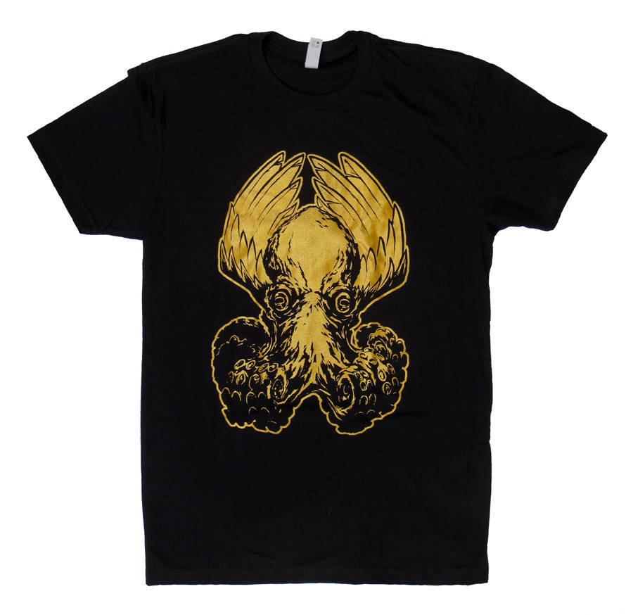 Herren "Winged Octopus" - Stilvolle Custom Flying Octopus T-Shirt Mit Metallic Gold Tinte Herren "Winged Octopus" - Stilvolle Custom Flying Octopus T-Shirt Mit Metallic Gold Tinte von TheTylerWolf
