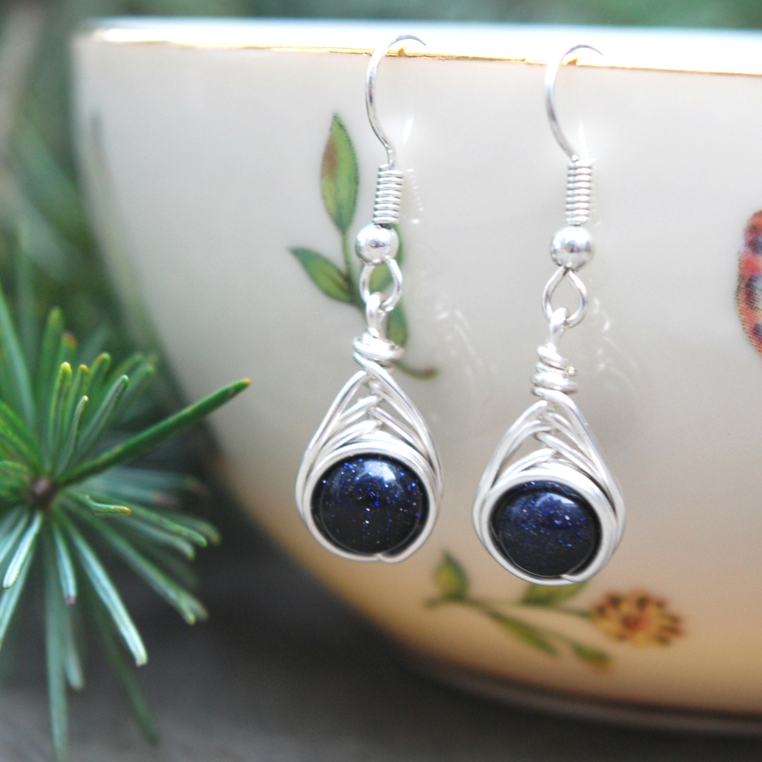 Blau Goldstone Draht Gewickelt Hängeohrringe Blau Goldstone Draht Gewickelt Hängeohrringe von TheUmbrellaBird