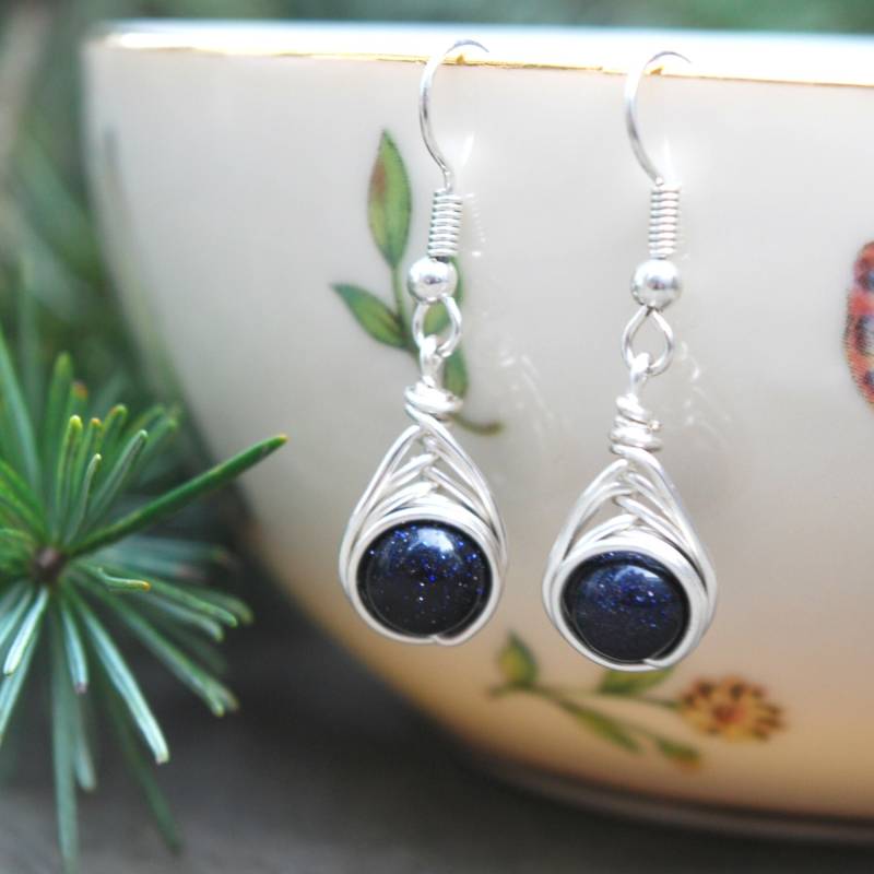 Blau Goldstone Draht Gewickelt Hängeohrringe Blau Goldstone Draht Gewickelt Hängeohrringe von TheUmbrellaBird