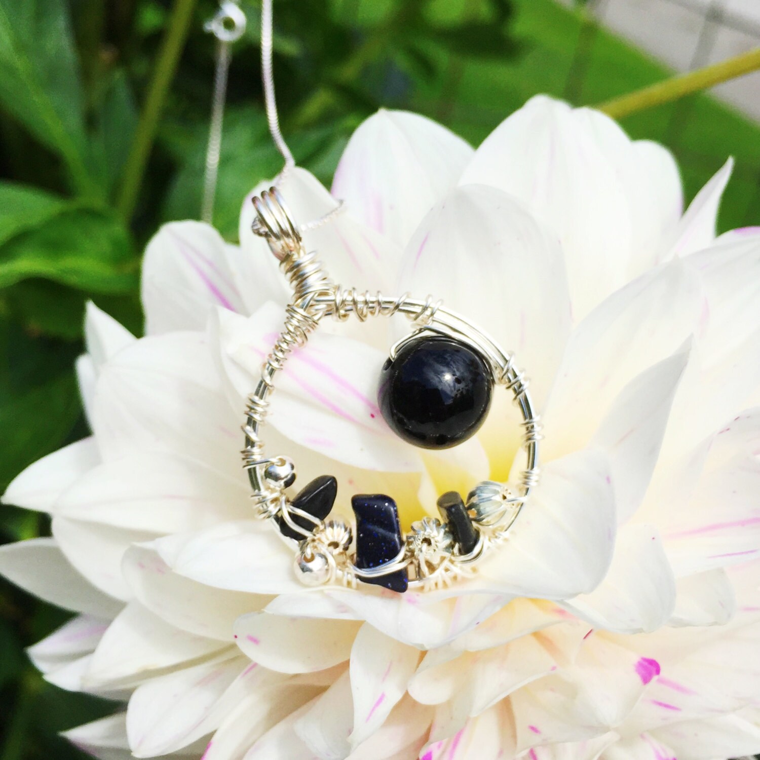 Onyx Und Goldstone Oktober Draht Gewickelt Anhänger Onyx Und Goldstone Oktober Draht Gewickelt Anhänger von TheUmbrellaBird