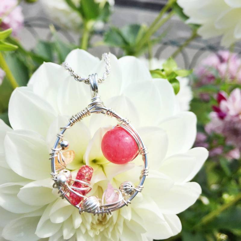 Rosa Oktober Draht Gewickelt Anhänger von TheUmbrellaBird