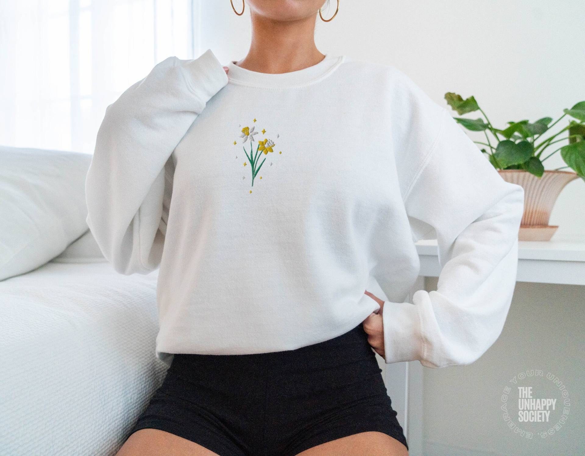 Narcissus Embroidered Sweatshirt, December Birth Flower Sweatshirt Embroidered, Gift, Capricorn Birthday Gift von TheUnhappySociety