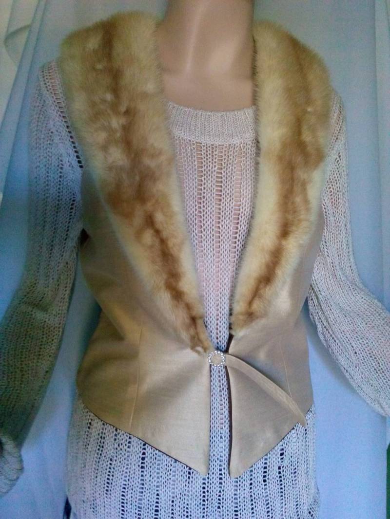 Weste Aus Seide Mit Aufsteckbarer Nerz Pelz Kragen Weste Aus Seide Mit Aufsteckbarer Nerz Pelz Kragen von TheUniqueBlends
