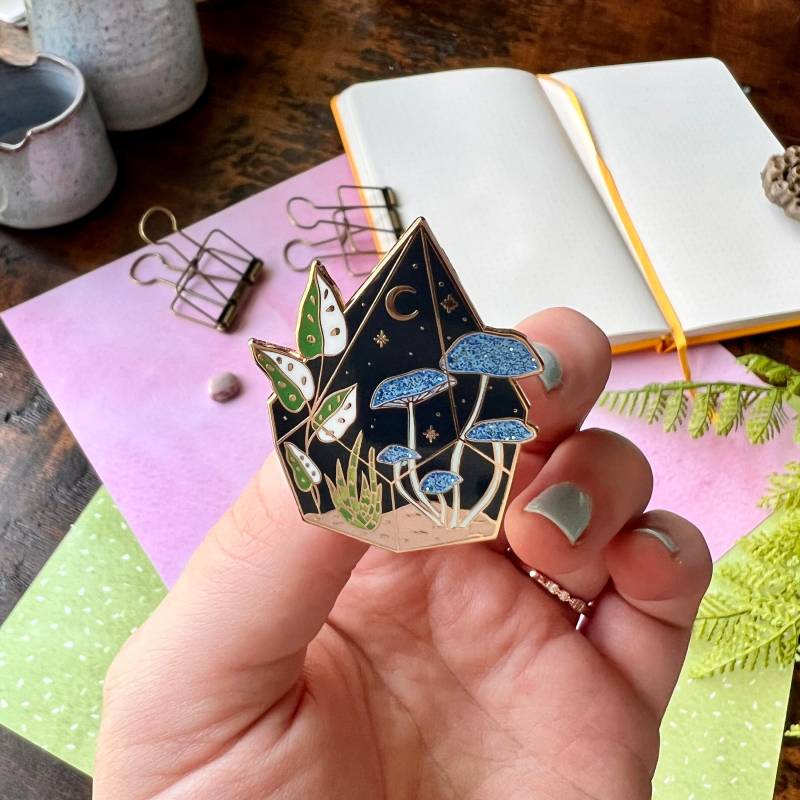 Blauer Pilz Terrarium Hard Emaille Pin | Zaubern Mond Pins Für Rucksäcke Hutnadel Süß Anstecknadel Anstecker von TheUnrefinedCrafter