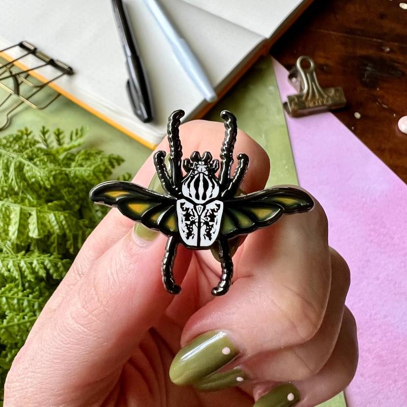 Goliath Käfer Hard Emaille Pin | Glasmalerei Transparent Pins Für Rucksäcke Hutnadel Süß Anstecknadel Anstecker von TheUnrefinedCrafter