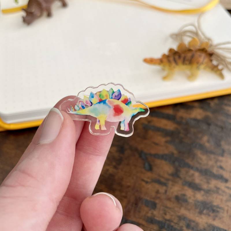 Regenbogen Stegosaurus Dinosaurier Acryl Pin | Anstecknadel Anstecker Pins Für Rucksäcke Und Hüte von TheUnrefinedCrafter