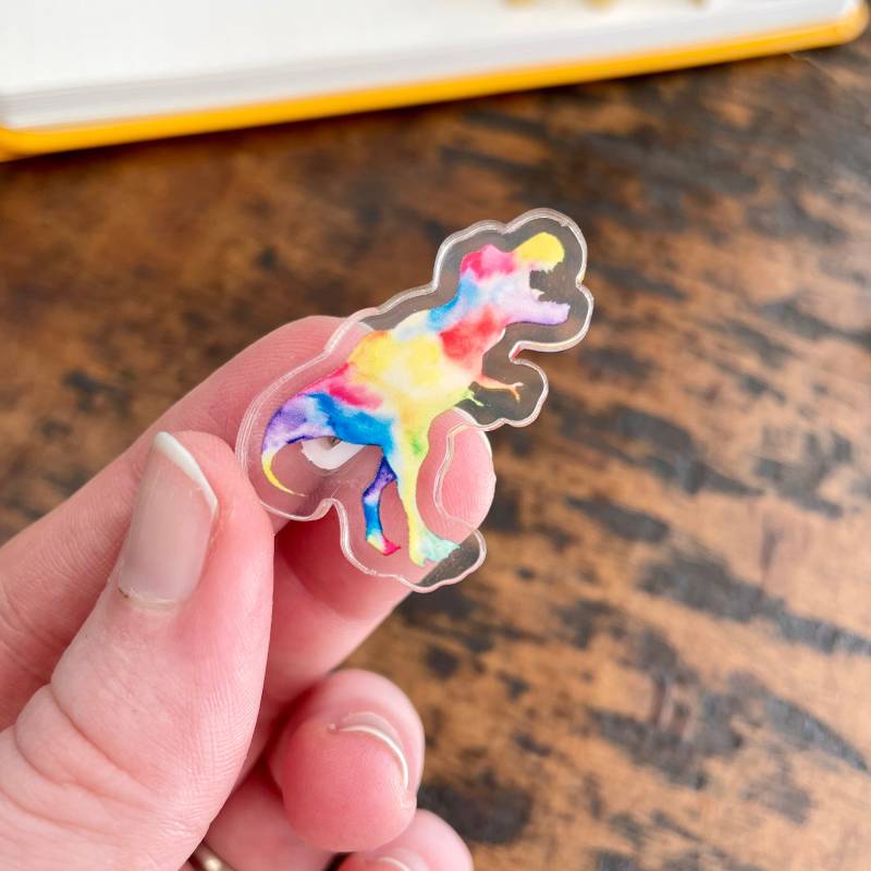 Regenbogen T Rex Dinosaurier Acryl Pin | Tyrannosaurus Anstecknadel Anstecker Pins Für Rucksäcke Und Hüte von TheUnrefinedCrafter
