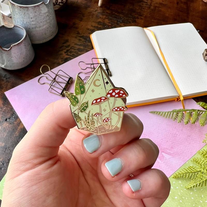 Roter Pilz Terrarium Hard Emaille Pin | Zaubern Mond Pins Für Rucksäcke Hutnadel Süß Anstecknadel Anstecker von TheUnrefinedCrafter