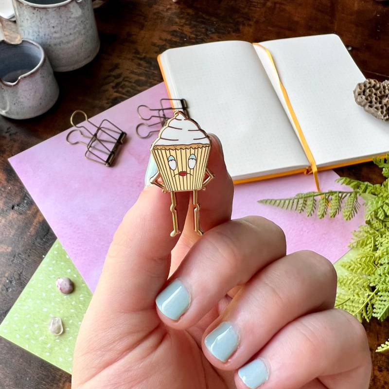 Vivian The Very Vanille Cupcake Emaille Pin | Muffins Elendes Essen Pins Anstecknadel Anstecker Für Rucksack Und Hut von TheUnrefinedCrafter