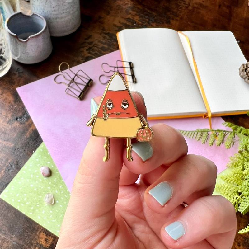 Wendell The Grumpy Candy Corn Emaille Pin | Halloween Süßes Oder Saures Elendes Essen Pins Anstecknadel Anstecker Rucksäcke von TheUnrefinedCrafter
