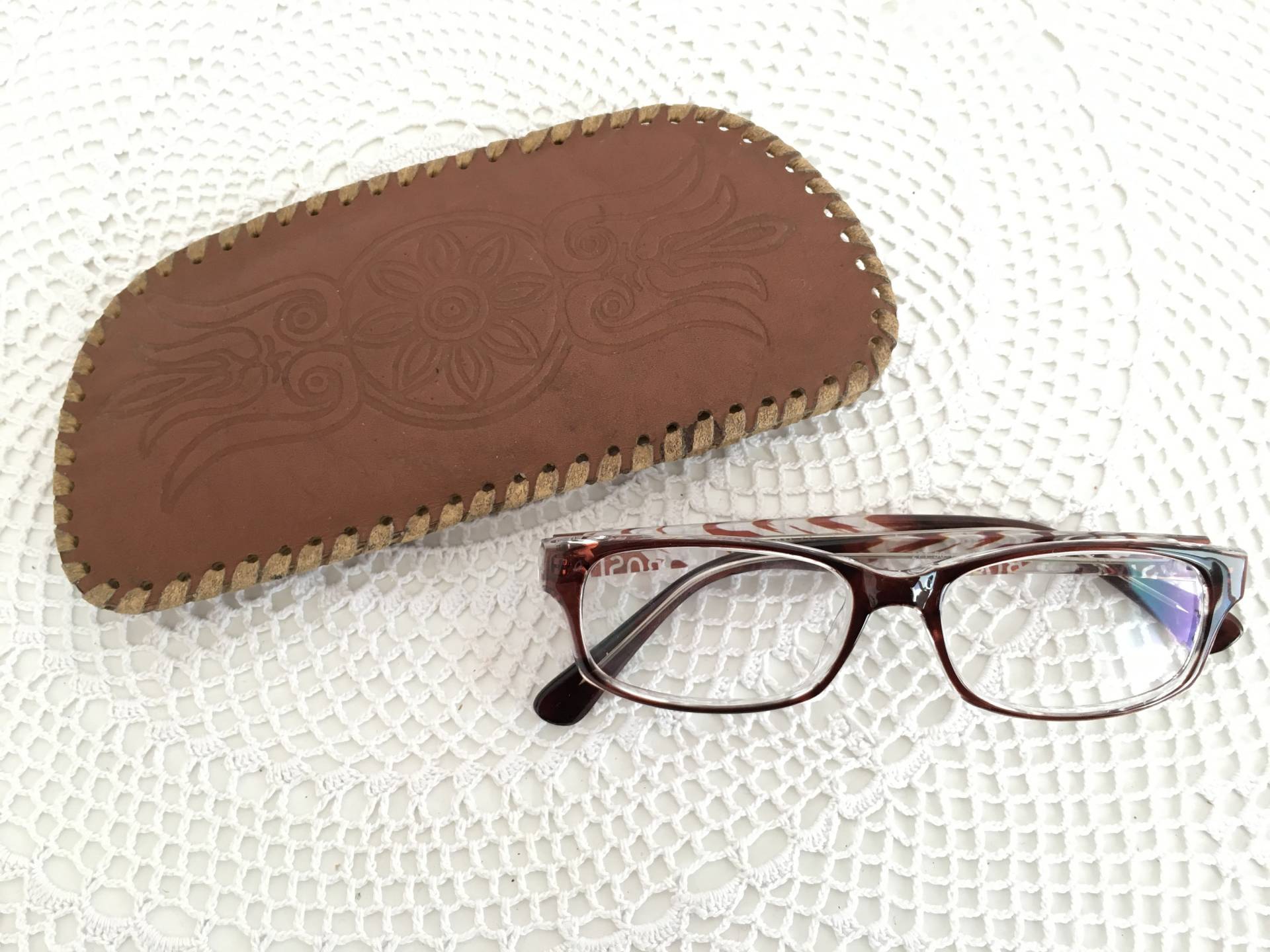 Brillenetui Aus Echtem Leder Mit Prägung - Retro Punziertem Brillenetui Aus Echtem Leder Mit Prägung - Retro Punziertem von TheVINTAGEShopBG
