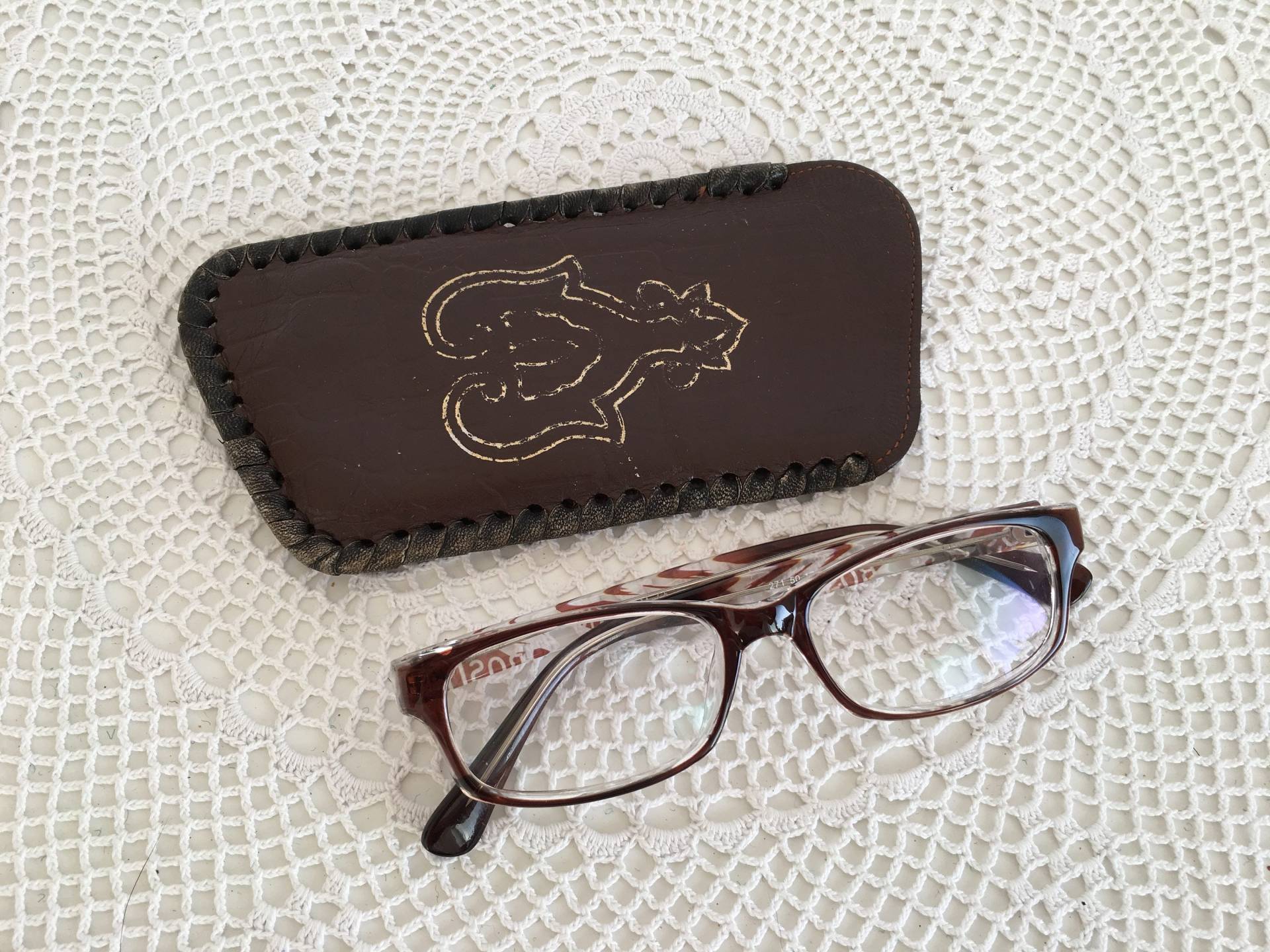Echtleder Brillenetui - Punziertes Vintage Leder Retro Brillenhüllen Brillenhalter Echtleder Brillenetui - Punziertes Vintage Leder Retro Brillenhüllen Brillenhalter von TheVINTAGEShopBG