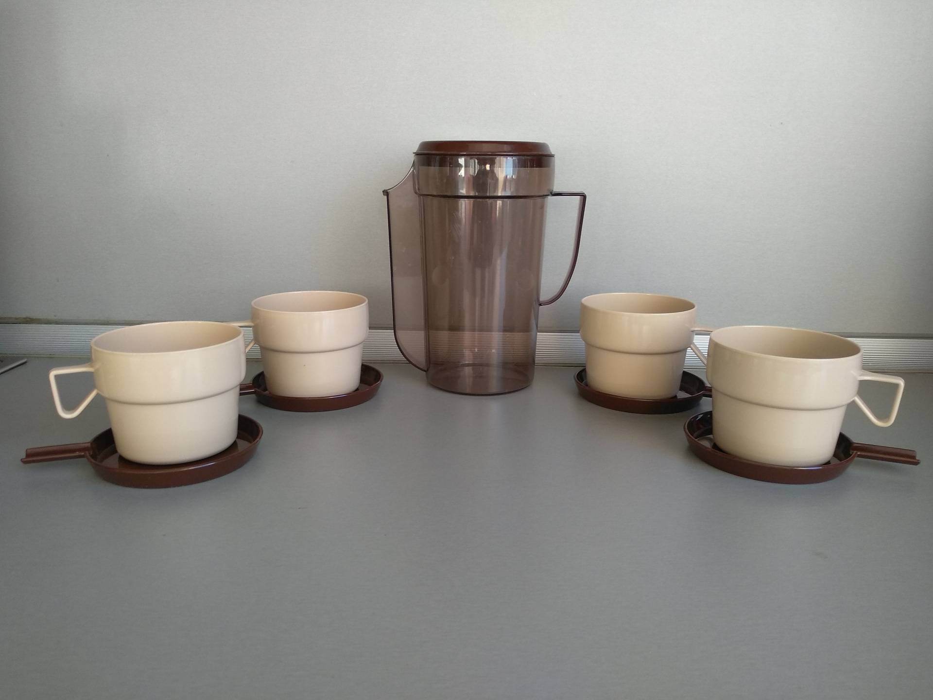 Vintage Becher Mit Krug - Camping Set Uraltes Picknick-Set 4 Plastikbechern Und Krügen Accessoire Für Picknick von TheVINTAGEShopBG